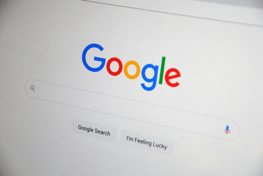 Google search results page illustrating the num=100 parameter removal